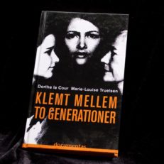 Marie-Louise Truelsen - Dorthe la Cour, Klemt mellem to generationer