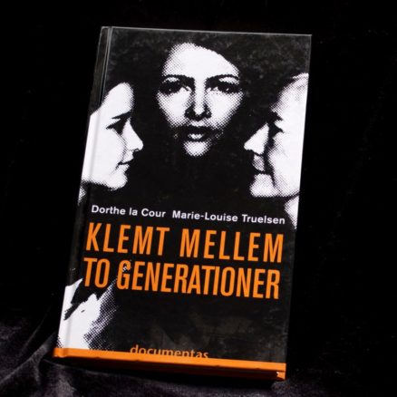 Marie-Louise Truelsen - Dorthe la Cour, Klemt mellem to generationer