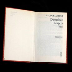 Victoria Holt, De tusinde lampers hus