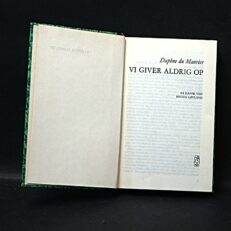 Daphne Du Maurier,  Vi giver aldrig op