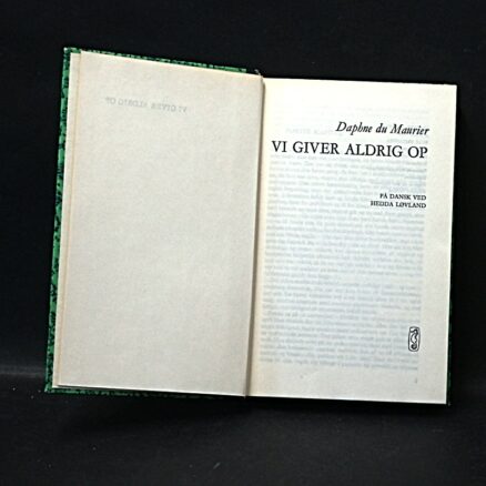 Daphne Du Maurier,  Vi giver aldrig op